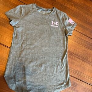 Lot of 3 under armour tshirts, like new condition.